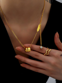 « Rylee: Die Eleganz der Halskette aus 18 Karat vergoldetem, nicht anlaufendem Titan-Edelstahl im Rampenlicht »