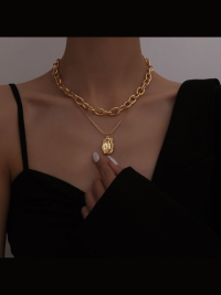 « Die Magie des Vintage-Stils: Entdecken Sie die Doppelschichtige 18 Karat Vergoldete Titan-Halskette im Übergröße – Clover »