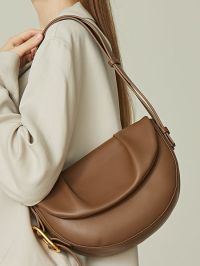 « Herbsttrends: Damen Schultertaschen aus Leder – Die perfekte Handtasche für den Herbst in Schwarz, Braun und Weiß »