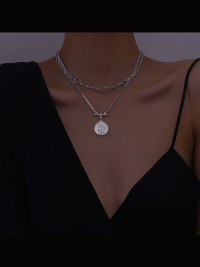 « Die Eleganz der Mehrschichtigen Queen-Head-Halskette aus Titan Edelstahl – Ayla: Ein Mode-Statement »