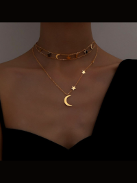 « Adeline’s Stern- und Monddoppelschicht-Titan-Halskettenset mit 18 Karat Goldbeschichtung: Ein Mode-Statement für die Ewigkeit »