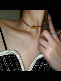 « Die Eleganz von Lyla: Eine Reise durch die Welt der 18 K vergoldeten Titan-Edelstahl-Halskette mit kubanischer Kette »