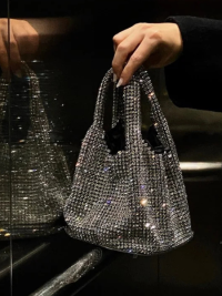 « Glänzender Stil: Die Glamouröse Kristallverzierte Clutch – Dazzling 004 »