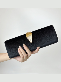 « Die Eleganz von Rebecca: Eine exklusive Betrachtung der Abend-Clutch-Tasche aus Samt mit Blattgold »