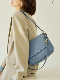 « Stilvoll unterwegs mit der Everly Handtasche: Damen Schultertaschen Leder Umhängetasche in Blau/Weiss »