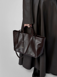 « Große Stilvolle Schwarze Ledertasche – Der ultimative Modebegleiter: Leder Tasche 010 »