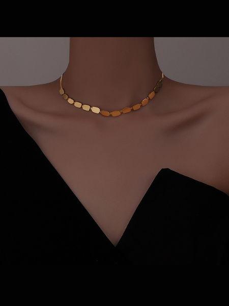 Zeitlos elegant: Goldener Choker für sommerliche Outfits